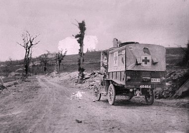 Première guerre mondiale : ambulance sur la route de Verdun.