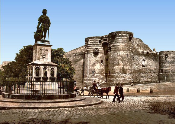 Angers : le château et la statue du roi René.