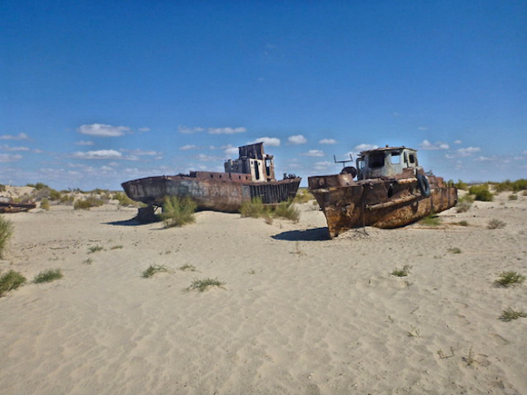 Fond asséché de la mer d'Aral.