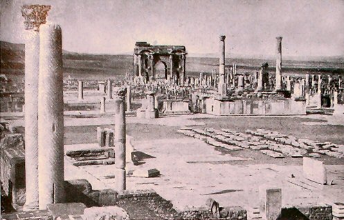 Timgad : arc de triomphe et ruines romaines.