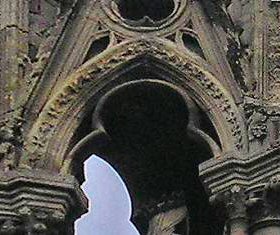 Arc trilobé : fontaine de l'Archevêché, à Paris.