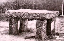 Arcy-Sainte-Restitute : dolmen.
