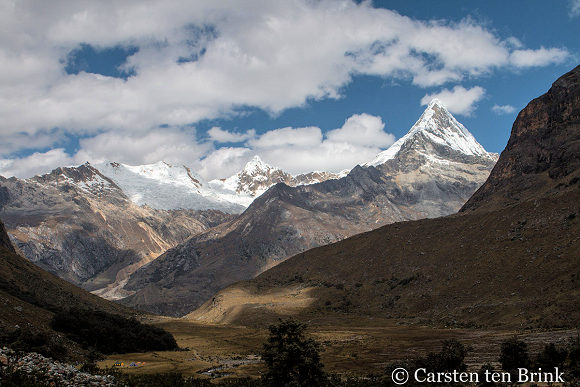 Le mont Artesonraju (Andes du Pérou).jpg