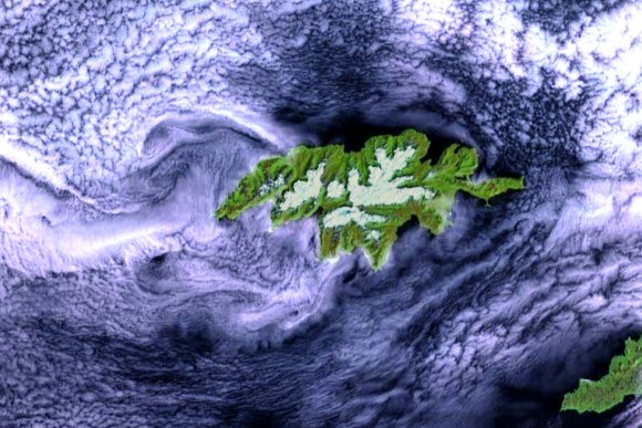 Aléoutiennes : l'île d'Attu vue depuis l'espace.