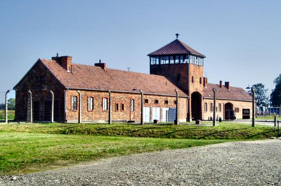 Auschwitz : l'entrée du camp.