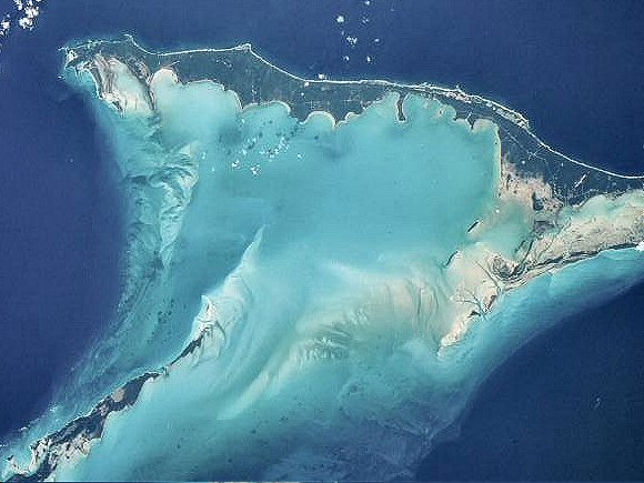 Les Bahamas (Great Exume et Long Island) vues de l'espace.