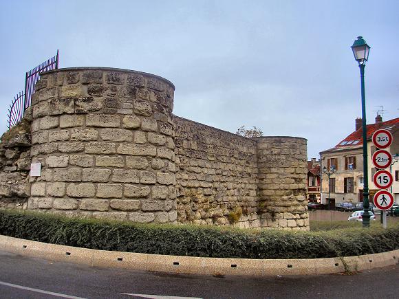 Beaumont-sur-Oise : rempart du château.