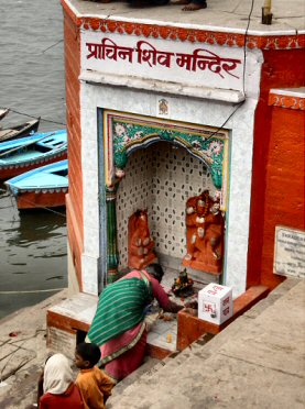 Varanasi : offrandes dans un temple hindouiste.