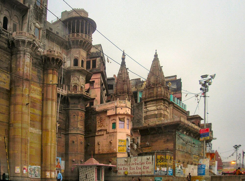 Varanasi : les ghats à l'aube.