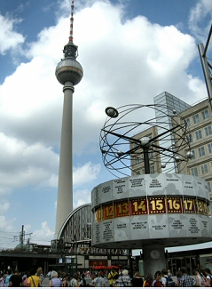 Berlin : la Fernsehturm (tour de la télévision).