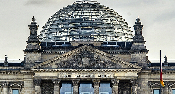 Berlin : le Bundestag (détail de la façade).