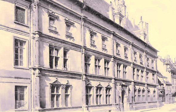 Besançon : la façade extérieure du palais Granvelle.