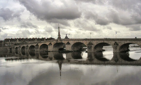 Blois : vieux pont sur la Loire.