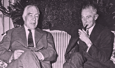 Bohr et Oppenheimer en 1954.