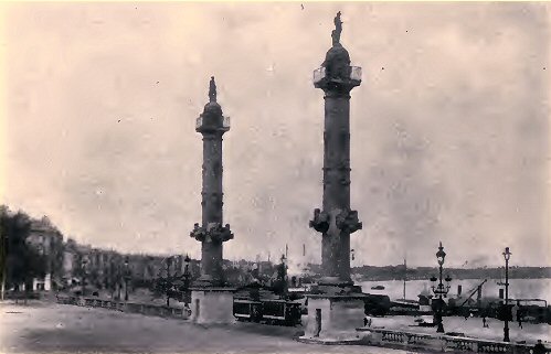 Bordeaux : colonnes rostrales.