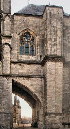 Arc-boutant (cathédrale de Bourges).