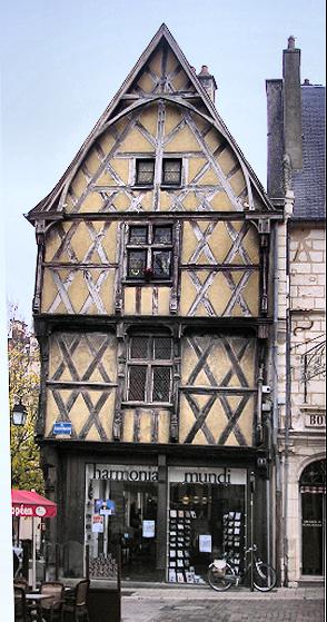 Bourges : façade en encorbellement.