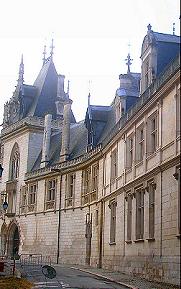 Façade du palais Jacques Coeur, à Bourges.