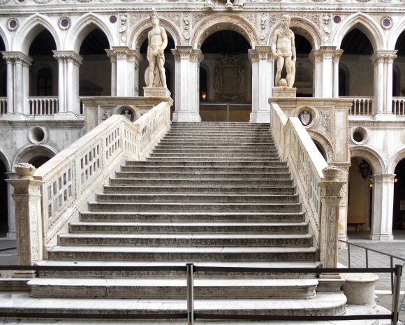Bregno (Rizzo) : l'escalier des Gants au palais des Doges.