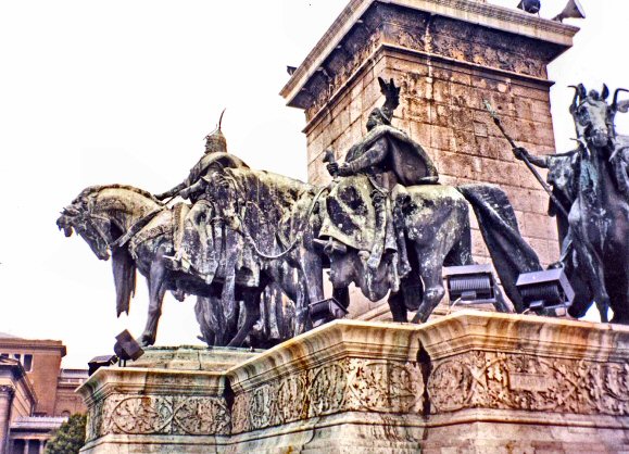 Budapest : statues de la place des héros.