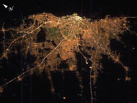 Buenos Aires : la ville vue de l'espace, la nuit..