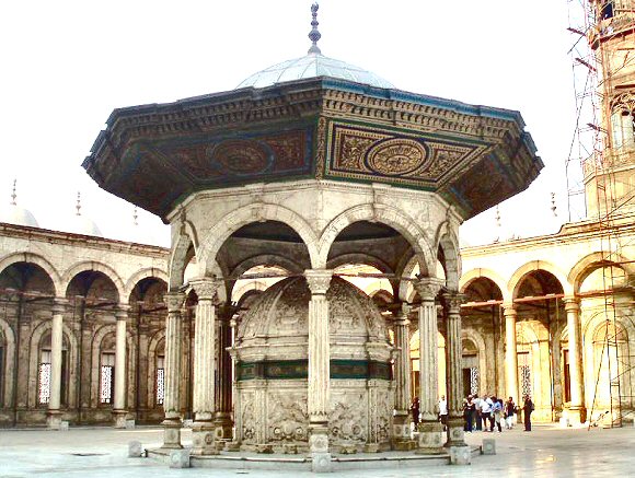 Fontaine d'ablutions dans une mosquée du Caire.
