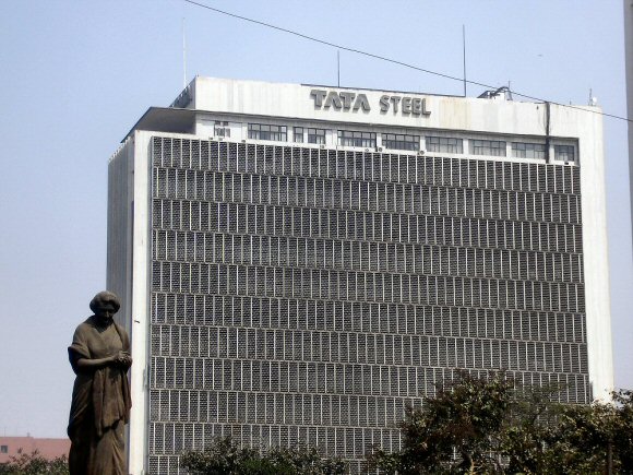 Kolkata : Tata building et statue d'Indira Gandhi.