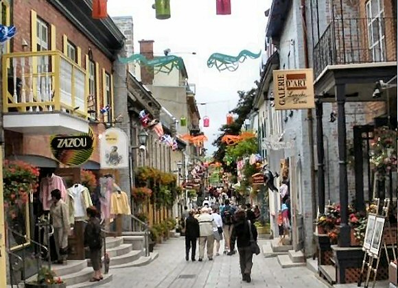 Québec : une rue commerçante.