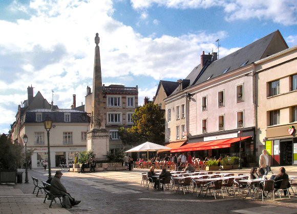 Chartres : la place Marceau.