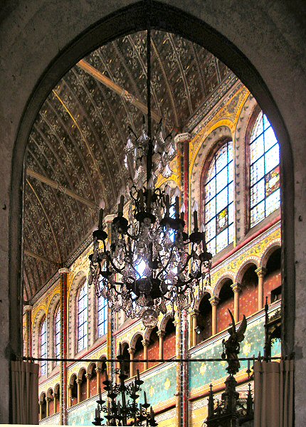 L'intérieur de l'église Saint-Aignan, à Chartres.