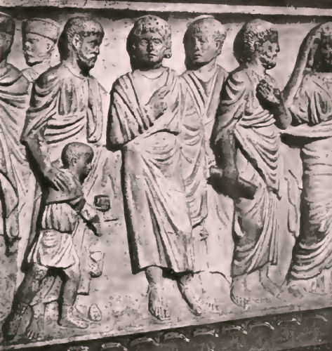 Clermont-Ferrand : bas-relief d'un sarcophage des Carmes.