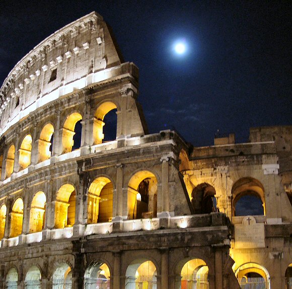 Rome : le colisée la nuit.