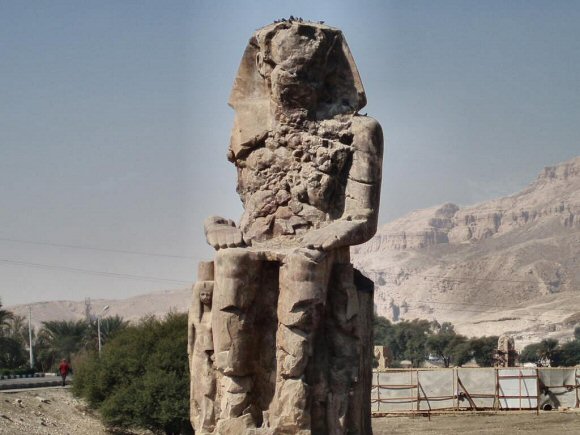 Un des Colosses de Memnon, à Thèbes.