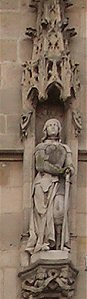Compiègne : la statue de Jeanne d'Arc sur la façade de l'Hôtel de Ville.