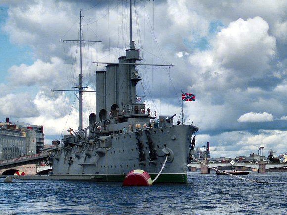 Le croiseur Aurore dans le port de Saint-Pétersbourg (Russie).
