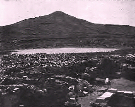Le mont Kynthos et l'étang sacré, à Délos.