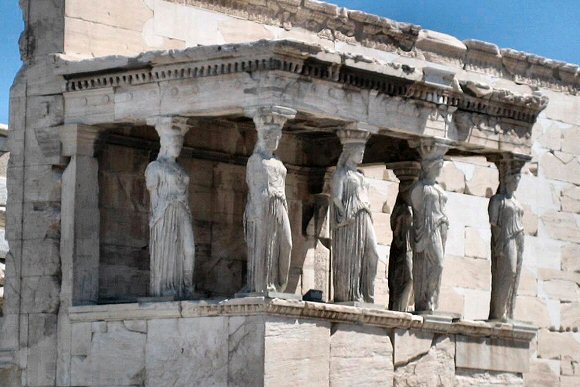 Acropole d'Athènes : les Caryatides de l'Erechtheum.