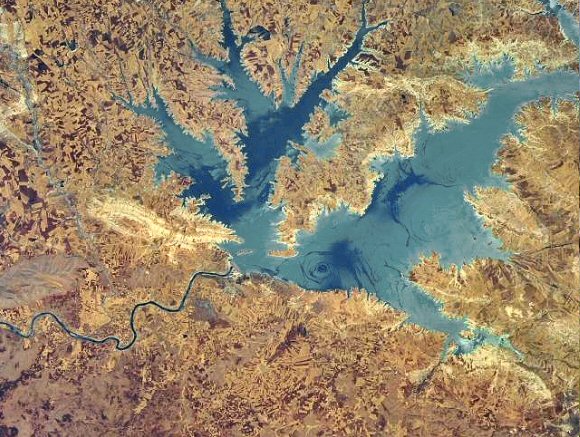 Euphrate : le barrage et le lac d'Ataturk vus depuis l'espace.
