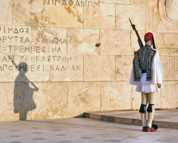 Athènes : garde devant le monument du soldat inconnu.
