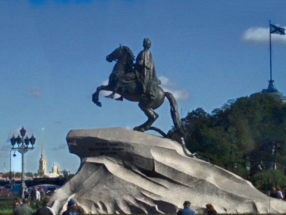 Falconet  : statue équestre de Pierre le Grand à Saint-Pétersbourg.