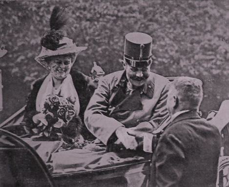 François Ferdinand d'Autriche et son épouse, une heure avant l'attentat de Sarajevo.