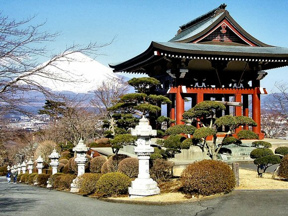 Japon : le Fuji Yama et un temple.