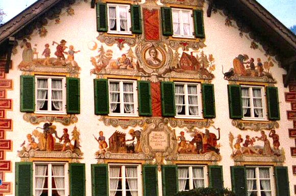 Gramisch : le conte d'Hansel et Gretel peint sur une faade de maison.