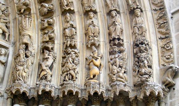 Imagerie sur le portail central de Notre-Dame de Paris.