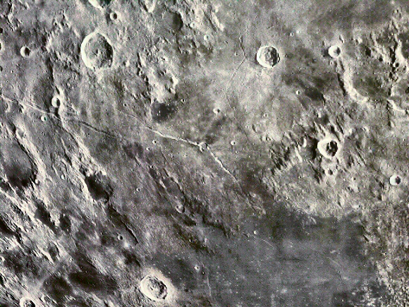 Lune : rainures dans la région d'Hyginus.