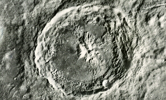 Lune : le cratère Theophile.