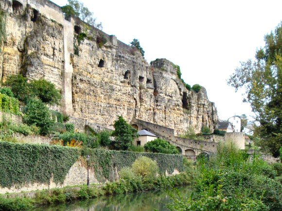Luxembourg : l'Alzette, au pied de la Citadelle.
