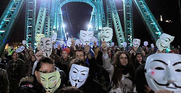 Manifestants à Budapest portant le masque de Guy Fawkes.