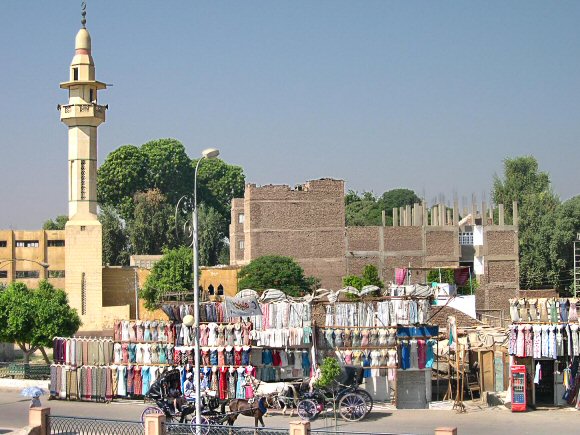 Louqsor : un marché devant un minaret.