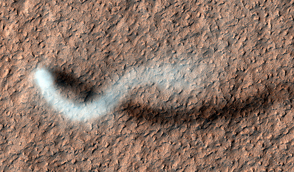 Mars : tourbillon de poussière.